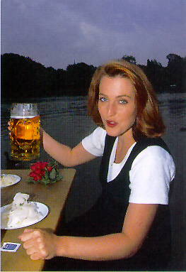 Gillian Anderson beim Biertrinken ;)